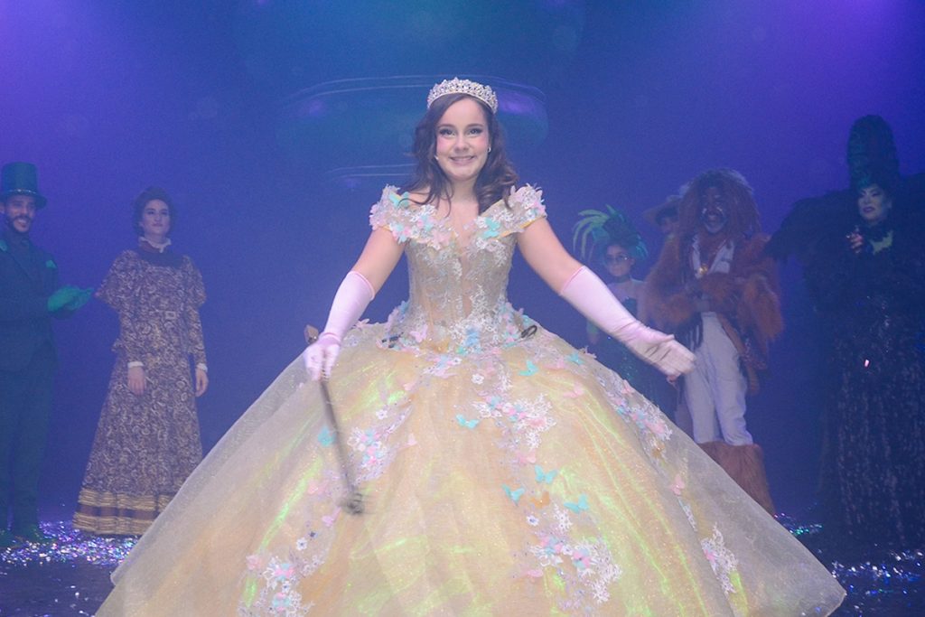 Sienna Belle interpreta Glinda na peça de teatro