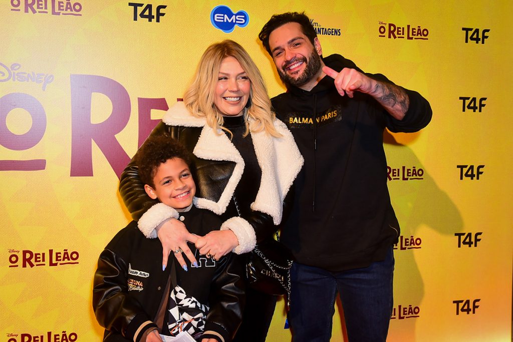 Simony curtiu a peça com a família