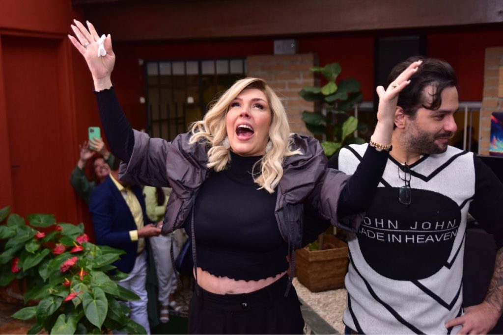 Simony com mãos para o alto, agradecendo a Deus sua vida e festa