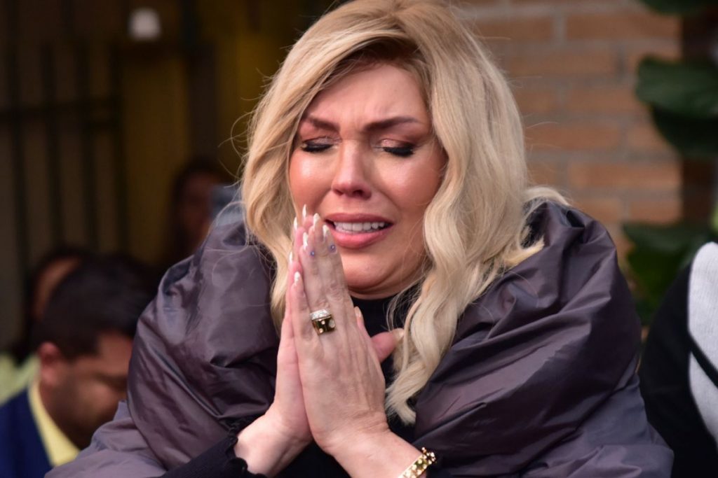 Simony se emociona com festa surpresa