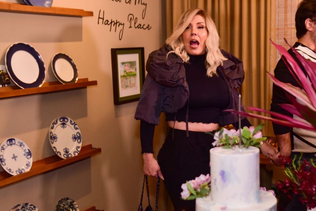 Simony se emociona com festa surpresa