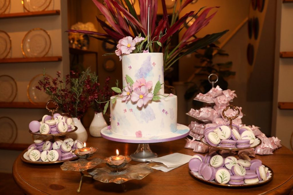 Mesa de bolo e delícias da festa de Simony
