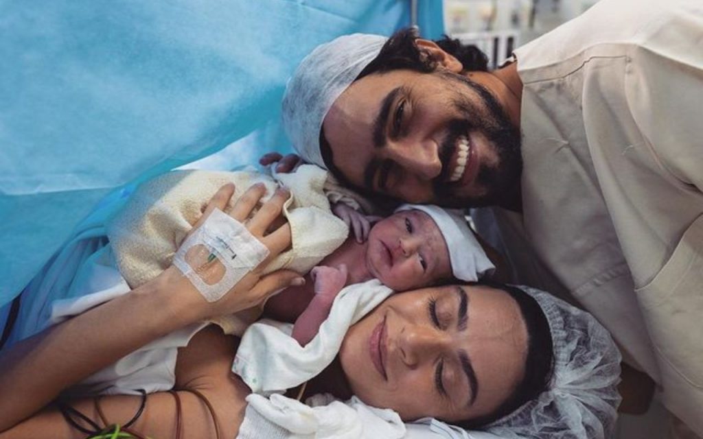 Thaila Ayala e Renato Góes no dia do nascimento da filha caçula, Tereza