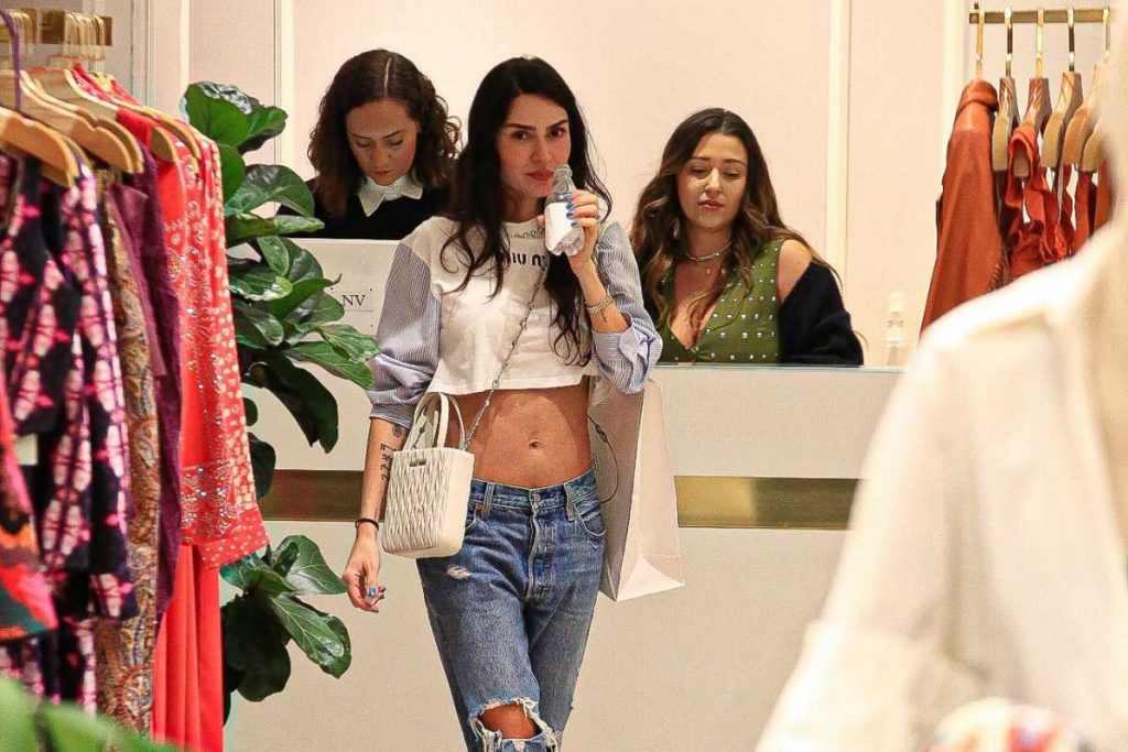 Thaila Ayala passeando de barriga para fora no shopping