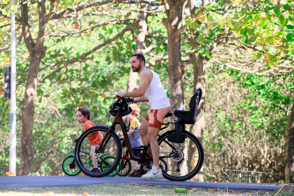 Thales Bretas passeando com Gael e Romeu