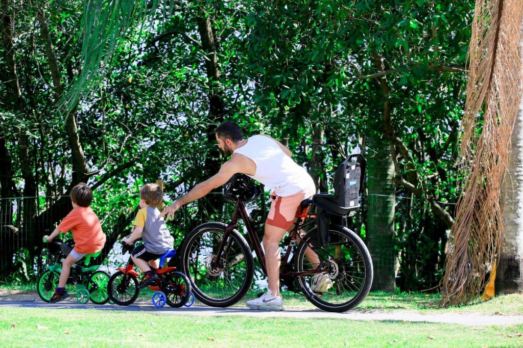 Thales Bretas passeando com Gael e Romeu