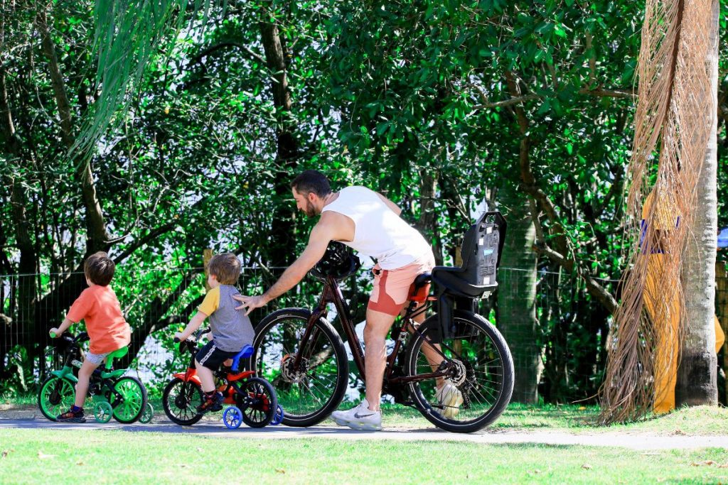 Thales Bretas passeando com Gael e Romeu