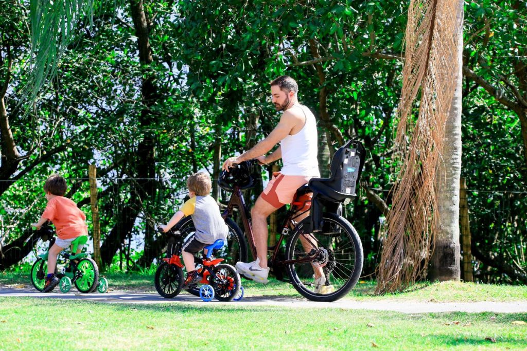 Thales Bretas passeando com Gael e Romeu