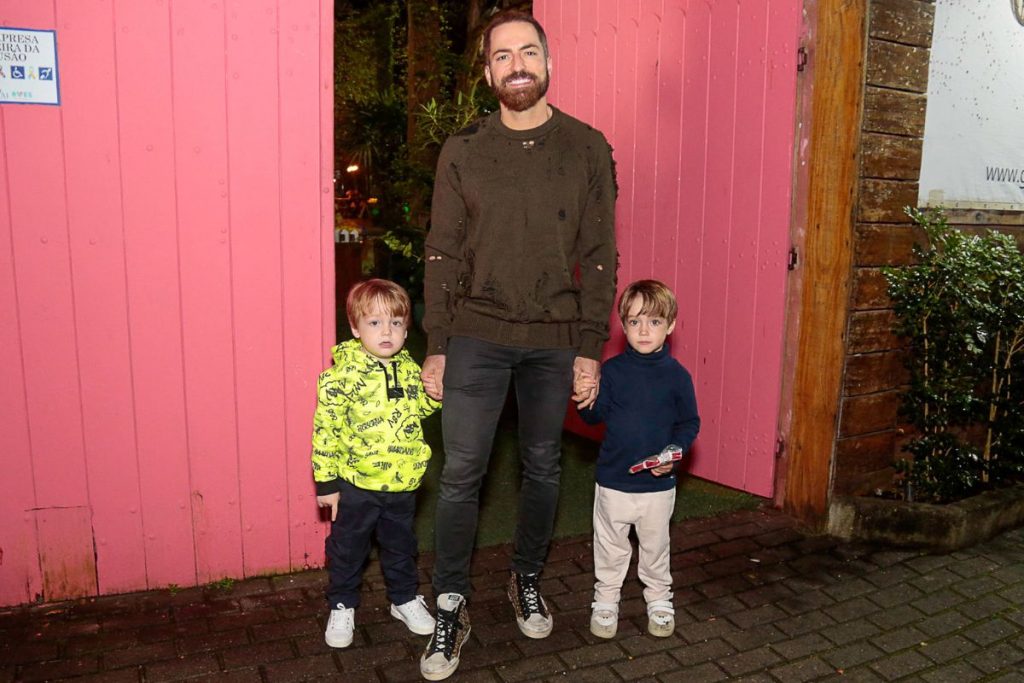 Thales Bretas e os filhos Romeu e Gael