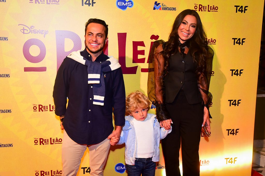 Thammy Miranda e Andressa Ferreira posaram com o filho Bento