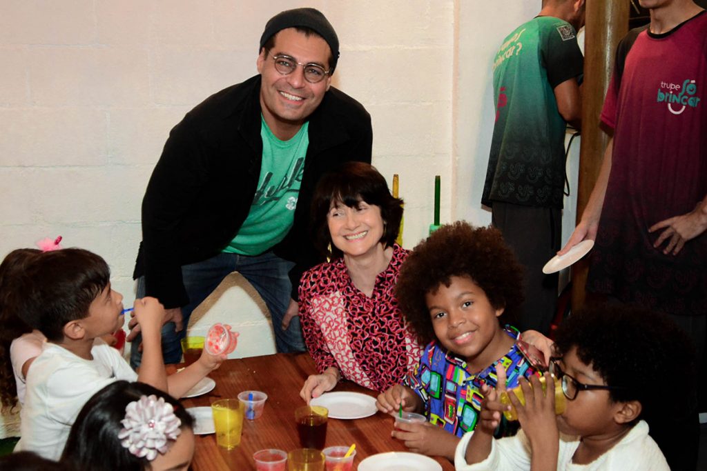 Thiago Lacerda e Zezé Polessa se divertiram muito com as crianças na festa