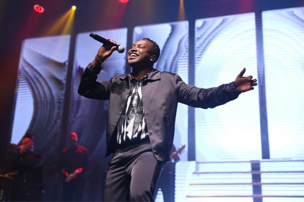 Thiaguinho se apresentando no Espaço Unimed