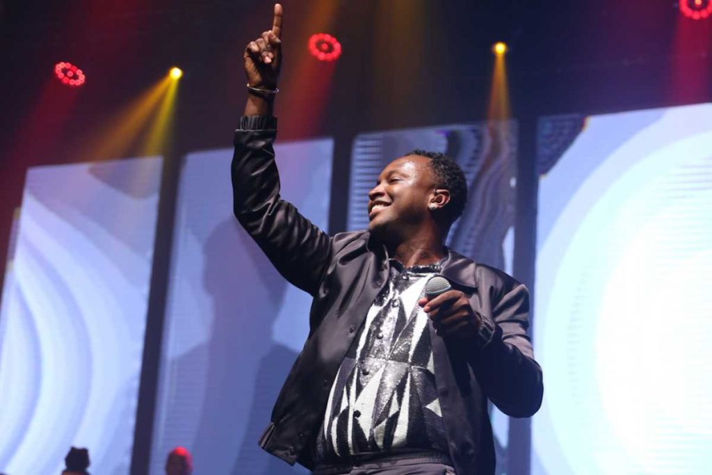 Thiaguinho se apresentando no Espaço Unimed