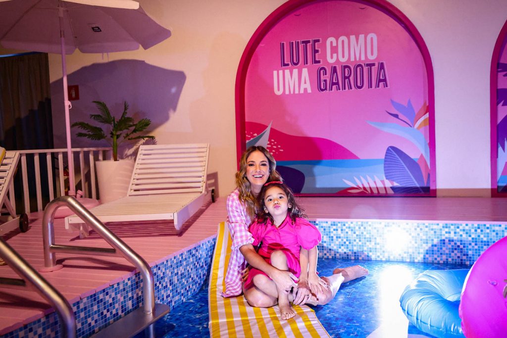 Ticiane Pinheiro com Manuella posaram na piscina da Barbie