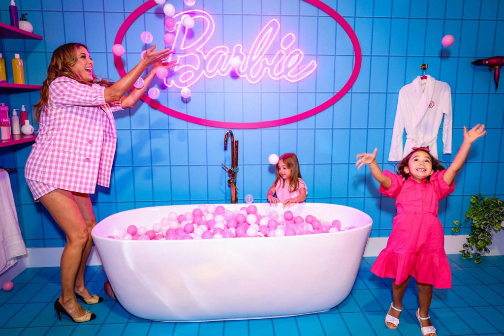 Ticiane Pinheiro e a filha se divertiram muito no banheiro da Barbie