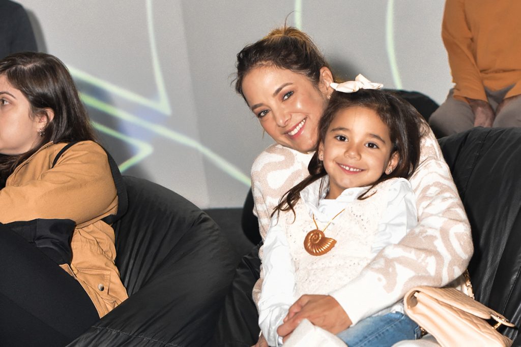 Ticiane posou coladinha com a filha