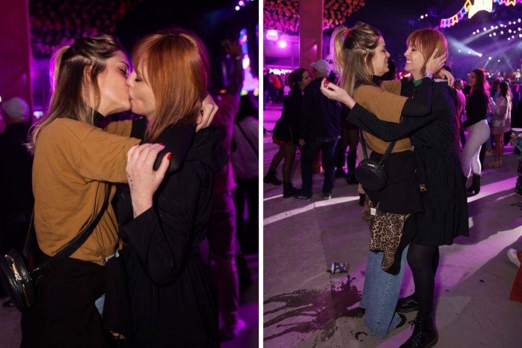Titi Muller e Lívia Lobato se beijando