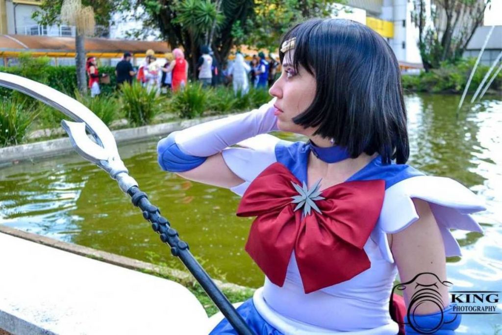 Tsu Keehl fazendo cosplay de Sailor Saturno, de Sailor Moon