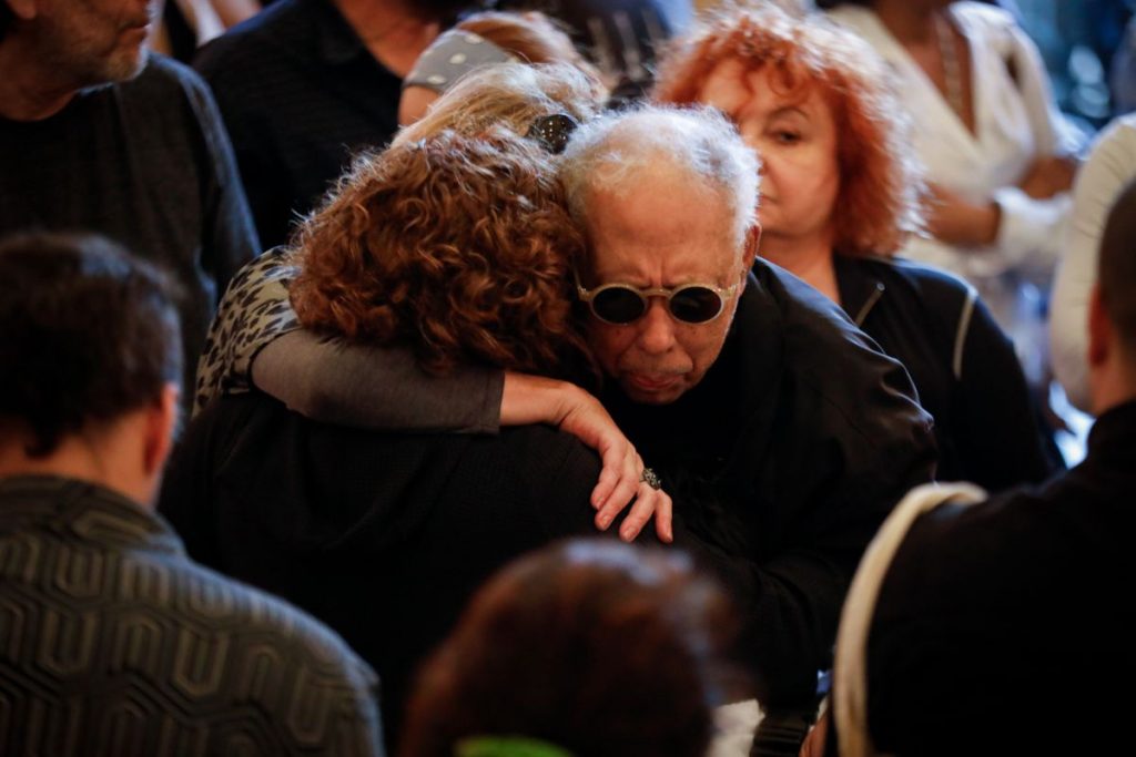 Ivone Belém e Jards Macalé no velório de João Donato