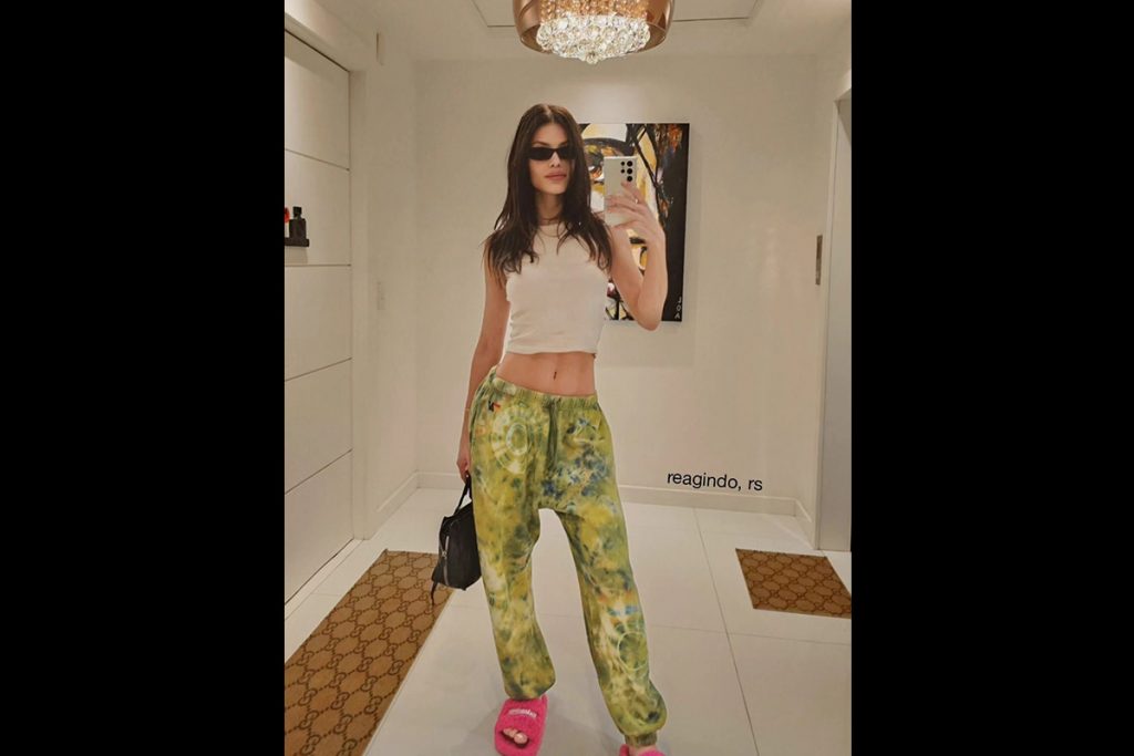 Vitória Strada posou de cropped nas redes sociais