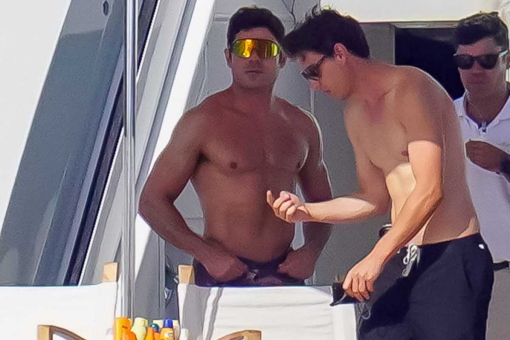 Zac Efron exibindo corpão musculoso em iate de luxo na França