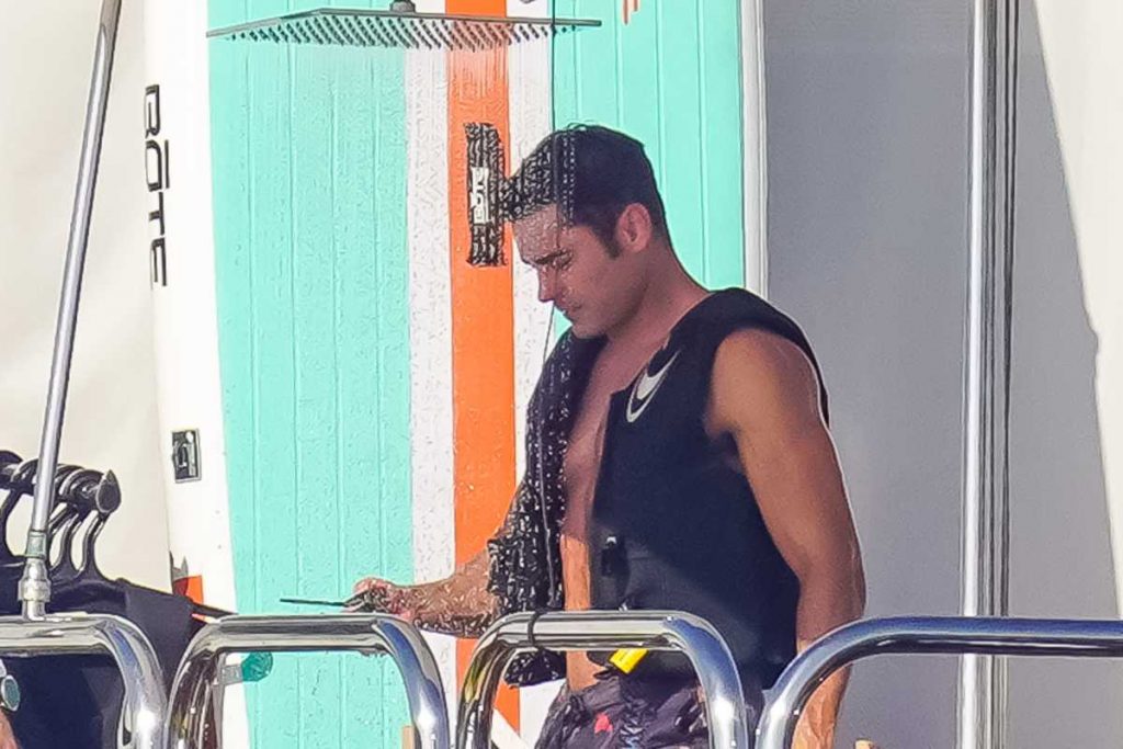Zac Efron exibindo corpão musculoso em iate de luxo na França