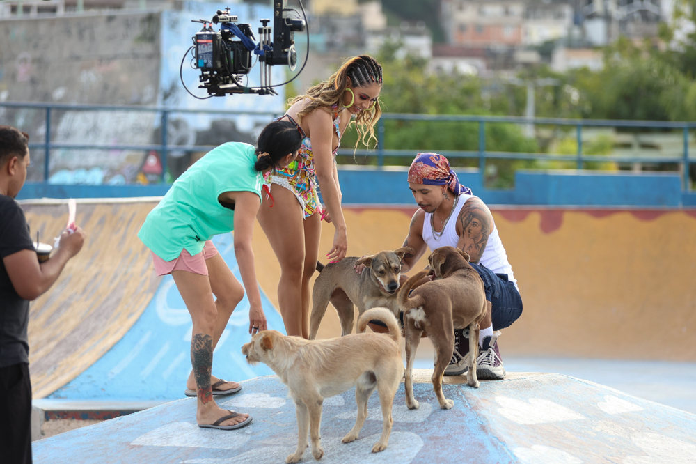 Lexa e Thiago Pantaleao com um cachorro
