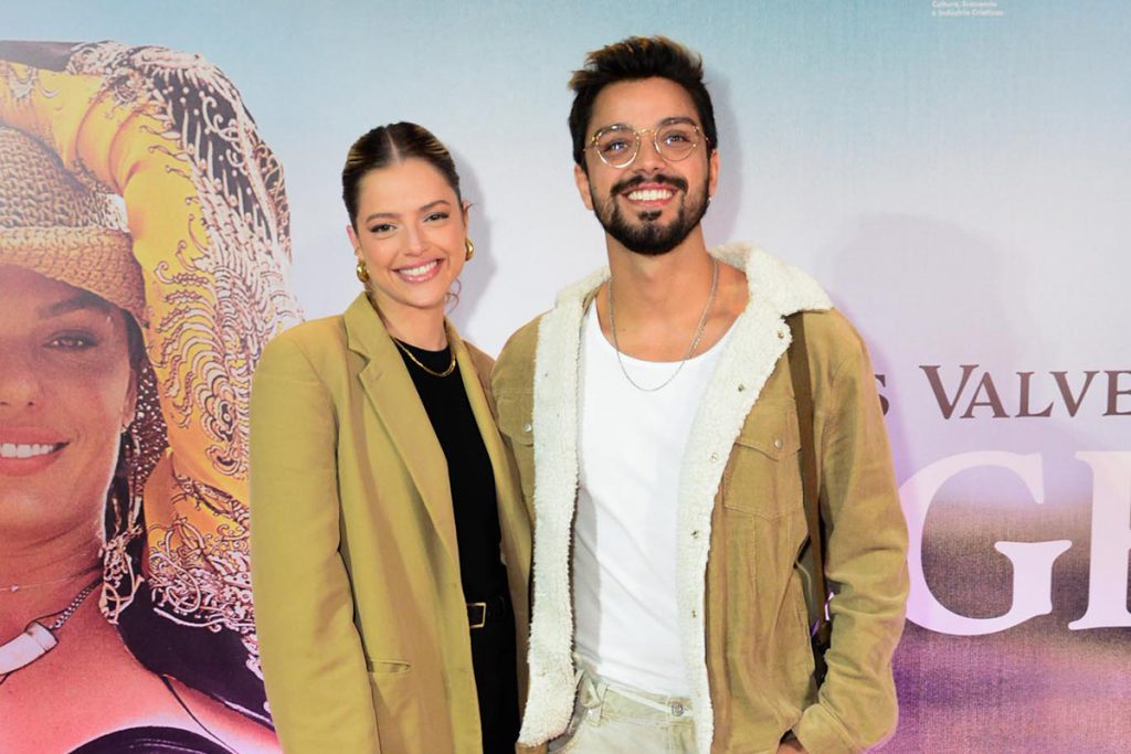 Rodrigo Simas e Agatha Moreira esbanjaram sorrisos na ocasião
