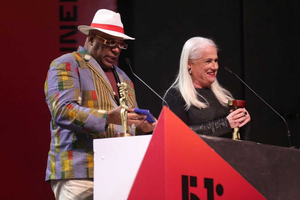 Ailton Graça e Vera Holtz ganhando prêmio na 51ª edição do Festival de Cinema de Gramado