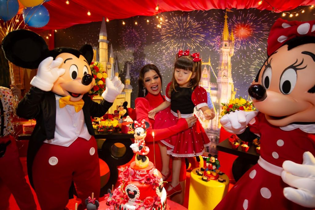 Amanda Françozo e a filha Vitória ao lado do Mickey e da Minnie