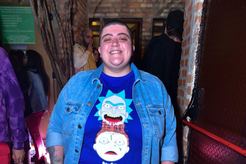 Ana Vilela marcou presença no pocket show da banda Restart