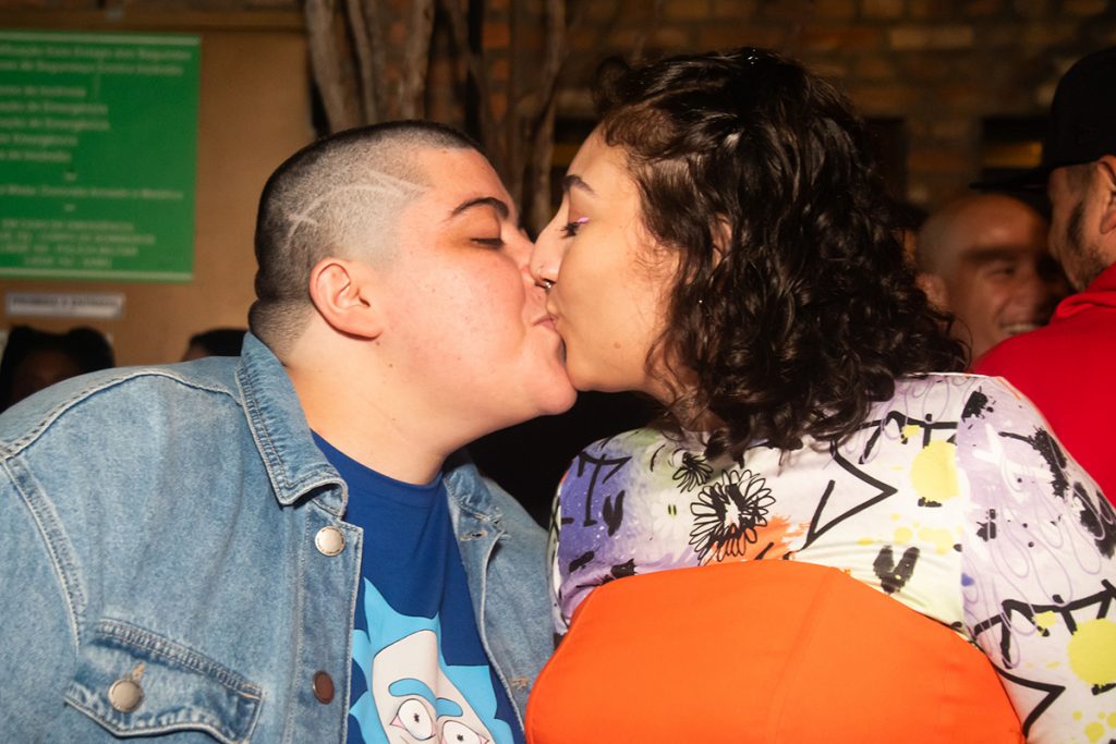 Ana Vilela trocou muitos beijos com a namorada Amanda