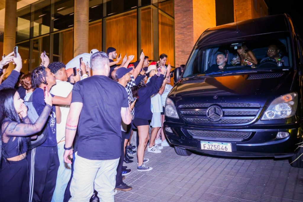 Anitta na van, chegando ao PodPah, vários fãs à espera