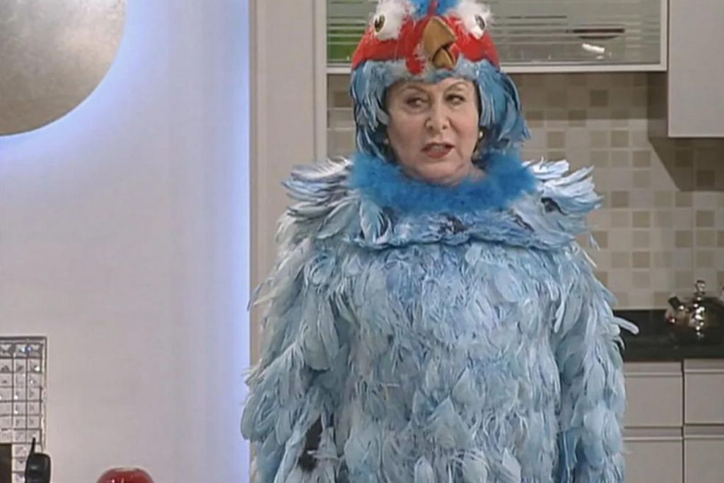 Aracy Balabanian fantasiada de Galinha azul em um episódio de 'Sai de Baixo'