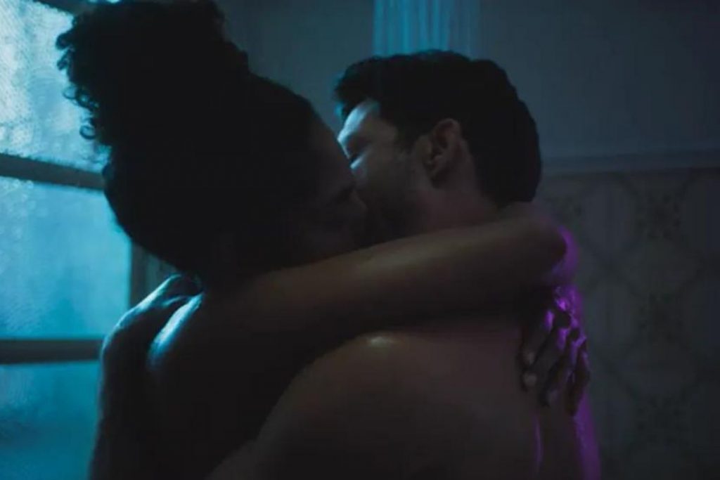 Aline e Caio trocam beijo quente embaixo do chuveiro