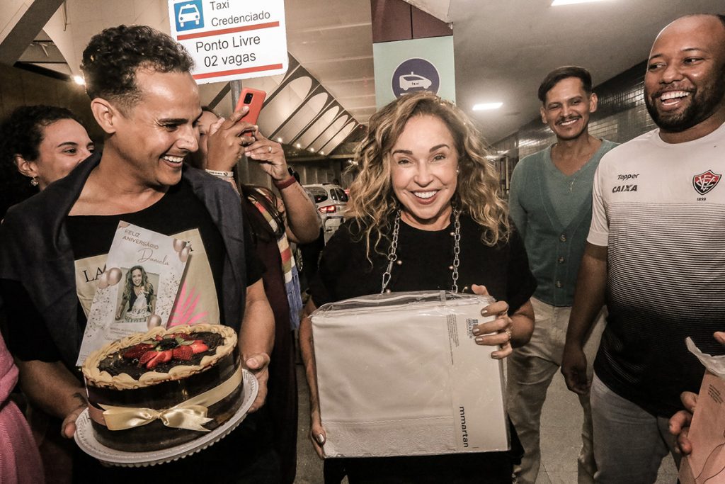 Daniela Mercury recebeu muitos presentes dos fãs em aeroporto
