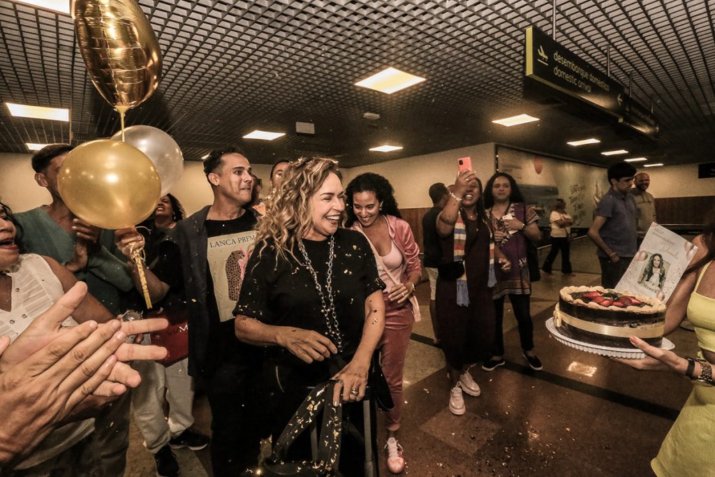 Daniela Mercury se emocionou com surpresa dos fãs