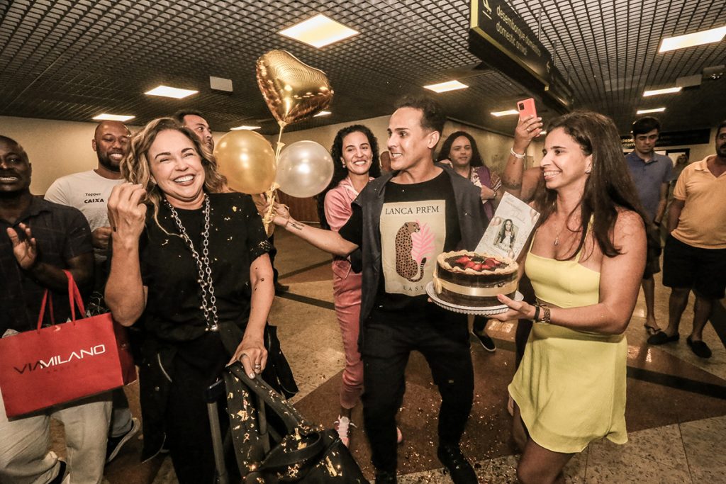 Daniela Mercury recebeu surpresa no aeroporto de Salvador