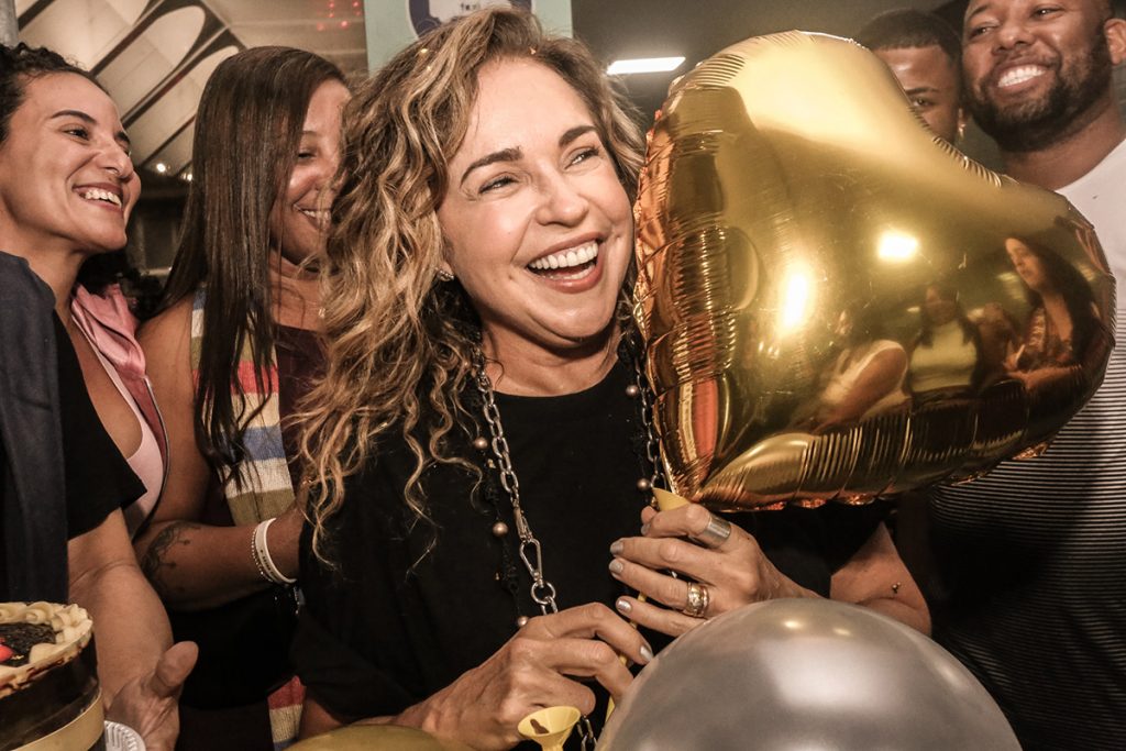 Daniela Mercury surgiu bastante sorridente na ocasião