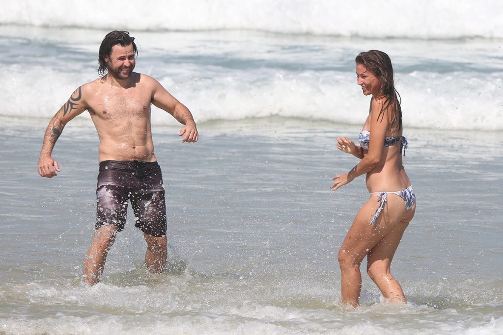 Ellen e Jonathan curtiram praia juntos