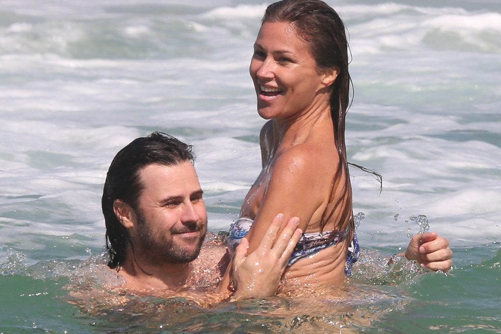 Ellen se divertiu muito com o namorado no mar