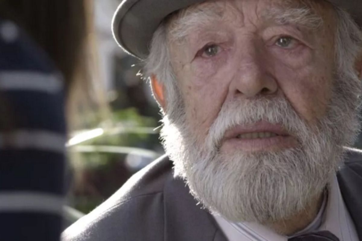 Ator Emiliano Queiroz, de 87 anos, está internado com pneumonia