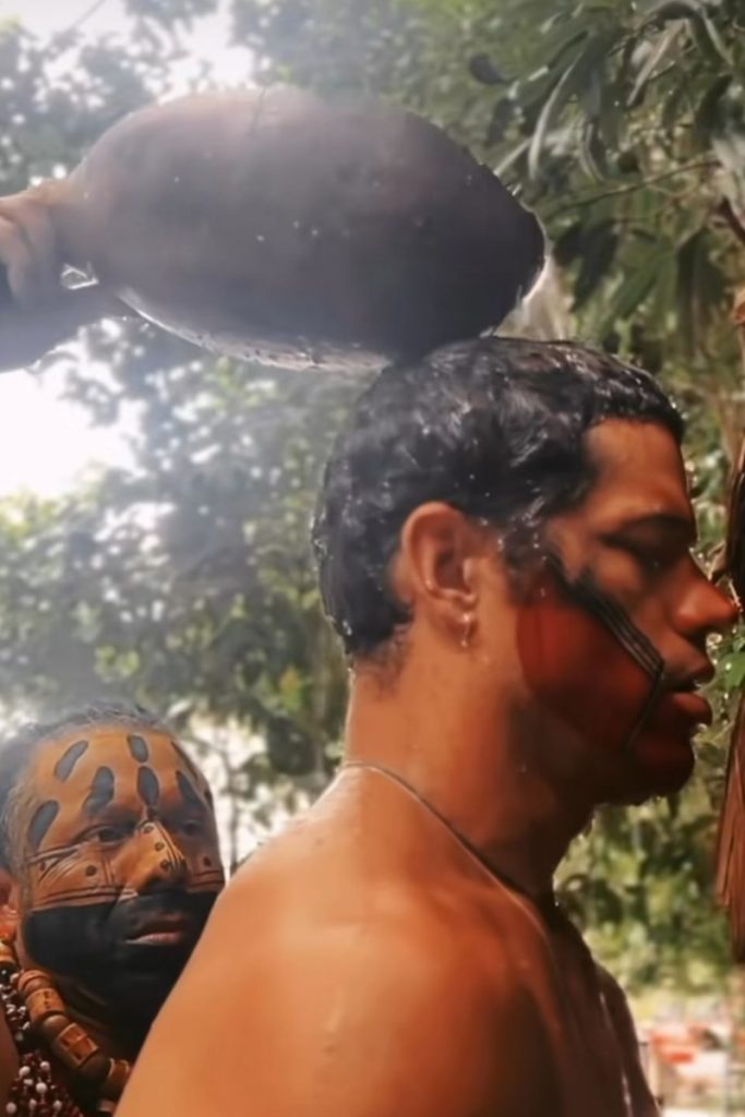 Indígena dando banho de cuia em José Loreto 