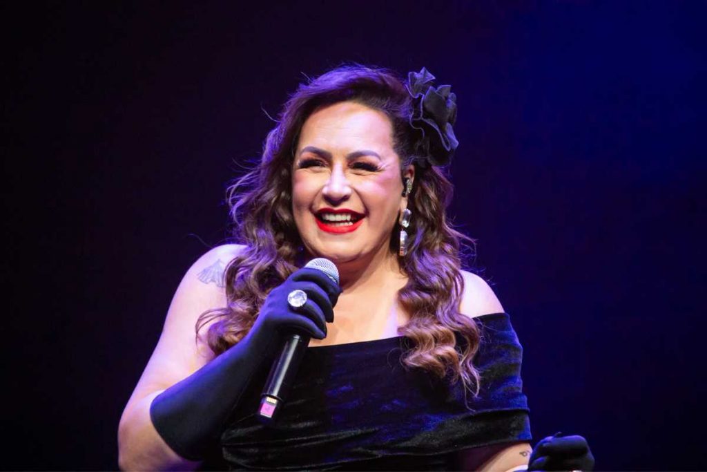 Gina Garcia cantando em Tributo a Gal Costa