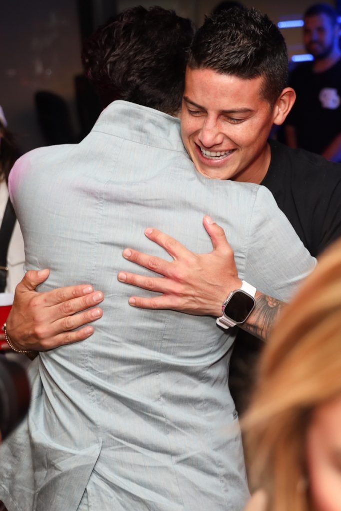 Luan Santana abraçado a James Rodriguez