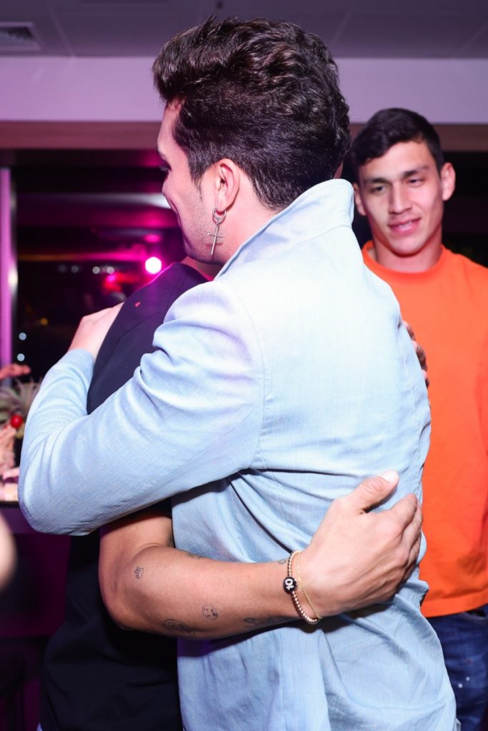 Luan Santana abraçado a James Rodriguez