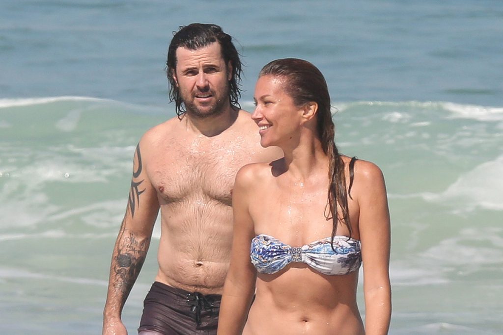 Ellen Jabour curtiu praia com o namorado