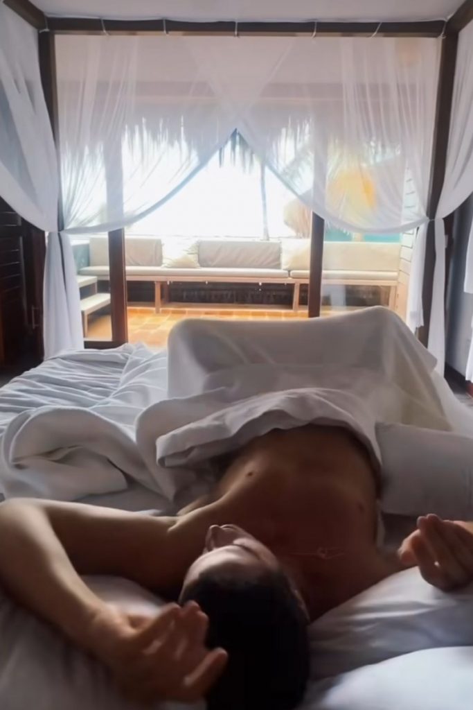 José Loreto sem camisa, deitado na cama