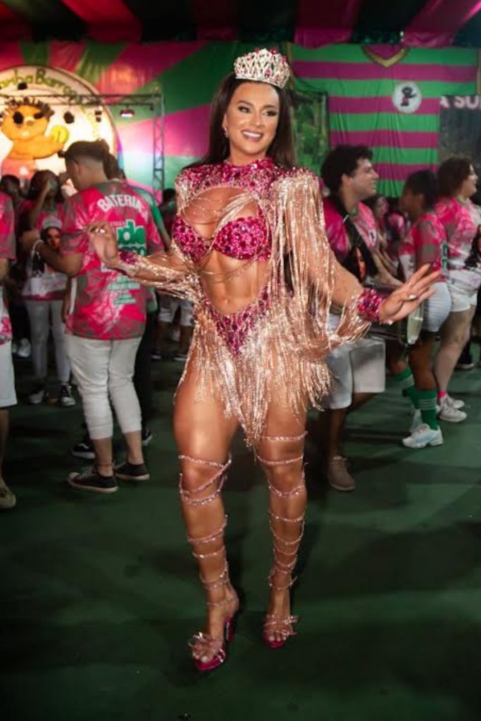 Juju Salimeni samba já como Rainha de Bateria Barroca Zona Sul