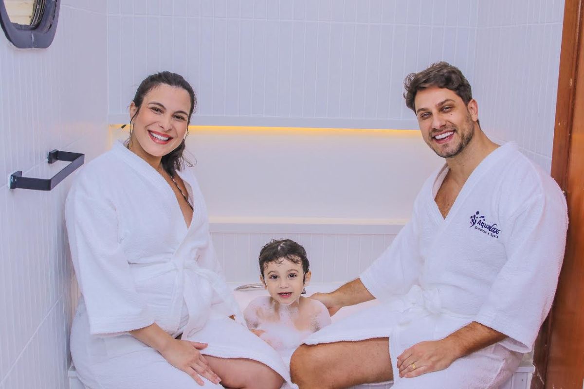 Kamilla Salgado, Eliéser e o filho Bento na banheira
